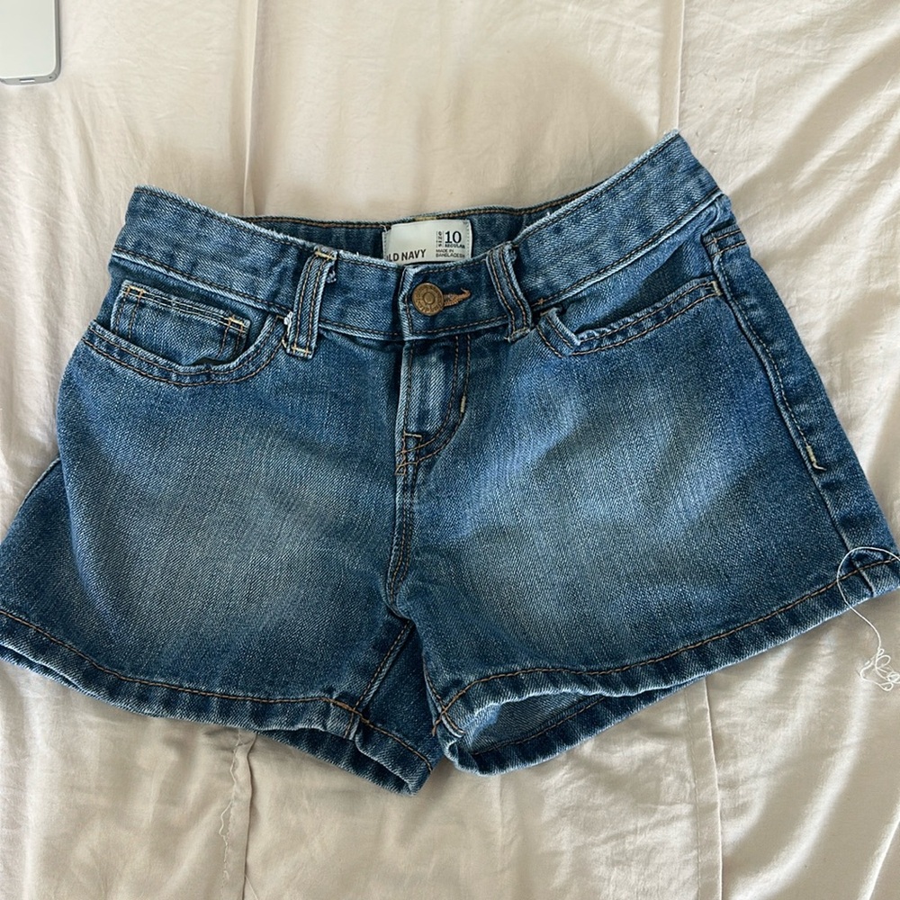 In perfect condition!! Old Navy girls jean shorts with adjustable waist.